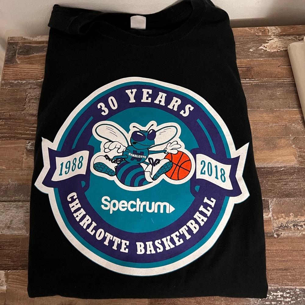 Vintage men’s Charlotte Hornets basketball t shirt